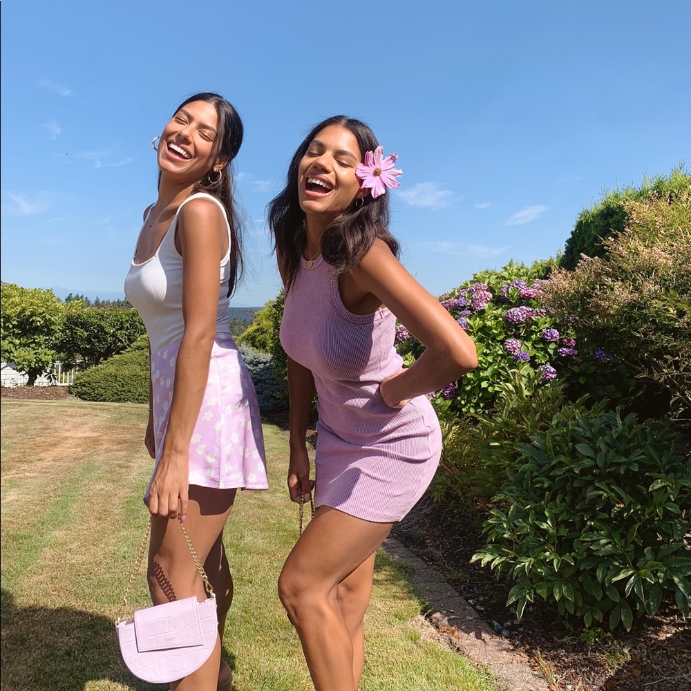 Meet your Posher, Janelle and Kendra